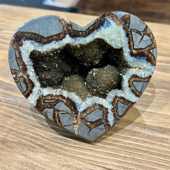 Utah Septarian Heart Shape Crystal Geode Stone‎ Display Decor 1.11lbs - Picture 2 of 16